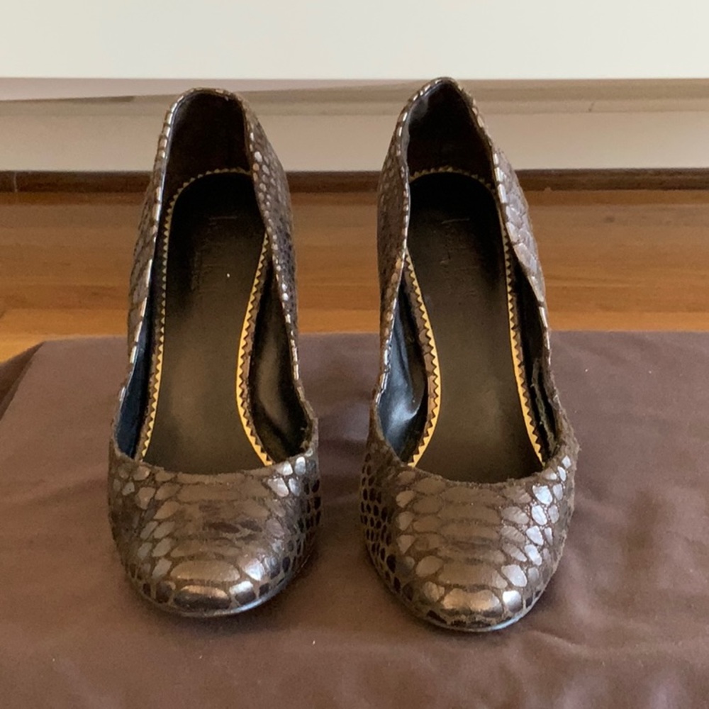 Dark gold pump